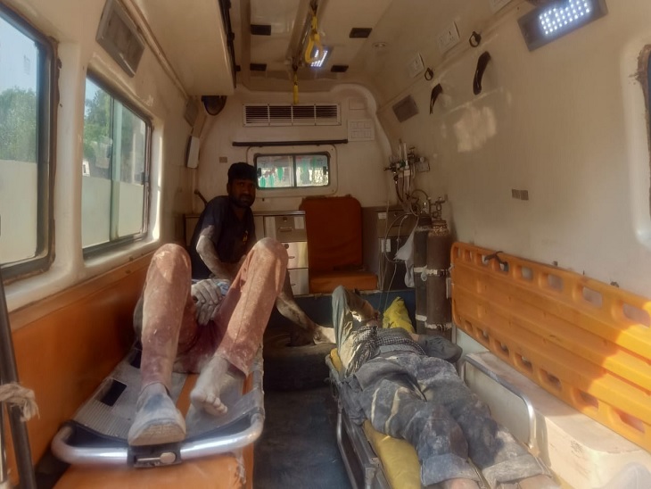 घायल मजदूरों को एंबुलेंस से अस्पताल ले जाते हुए। - Dainik Bhaskar