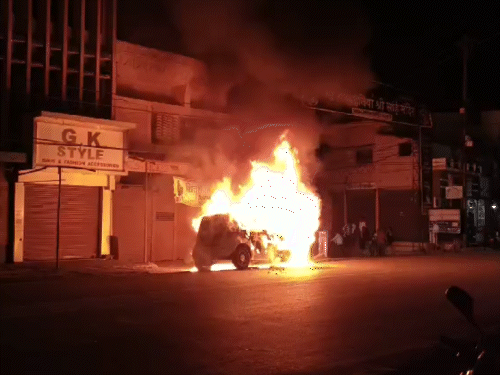 Chhattisgarh Raipur fire in moving car VIDEO | रायपुर में चलती कार में ...