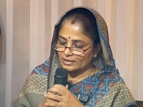 धनंजय सिंह की पत्नी और बसपा प्रत्याशी श्रीकला रेड्डी ने जौनपुर में प्रेस कांफ्रेंस की।