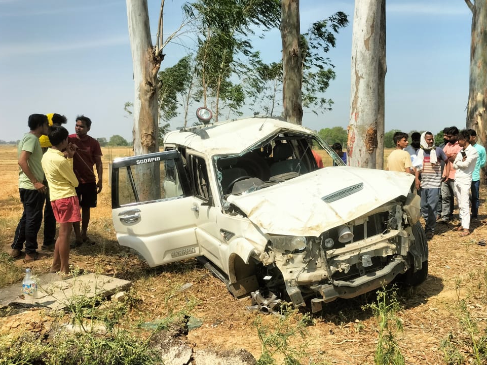 High speed Scorpio collided with a tree in Sonbhadra | सोनभद्र में तेज ...