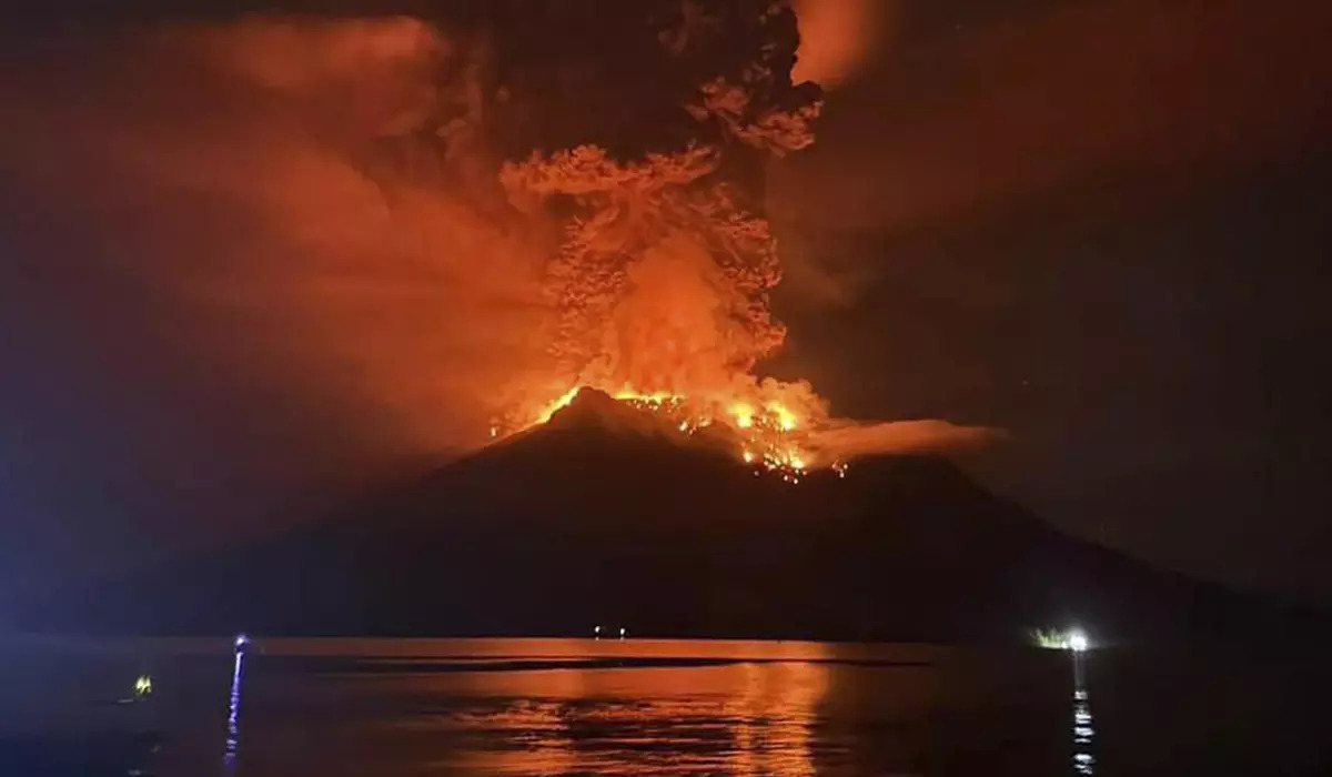 इंडोनेशिया के सुलावेसी आईलैंड के रुआंग पर्वत पर विस्फोट हुआ।