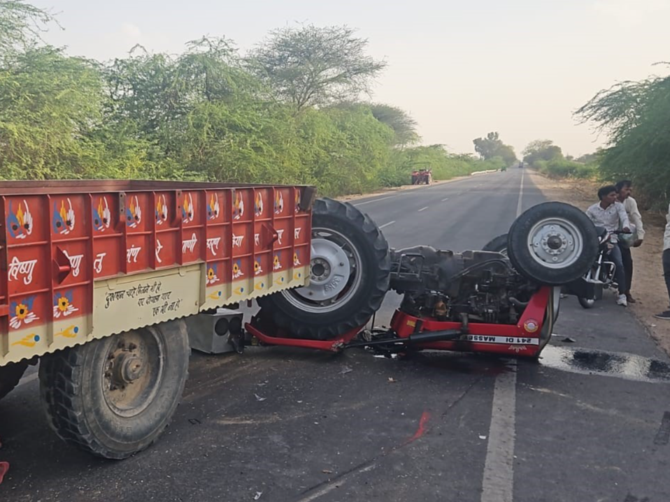 ट्रैक्टर के नीचे दबने से युवक की मौत:जानवर सामने आने से हुआ हादसा; इलाज के दौरान दम तोड़ा