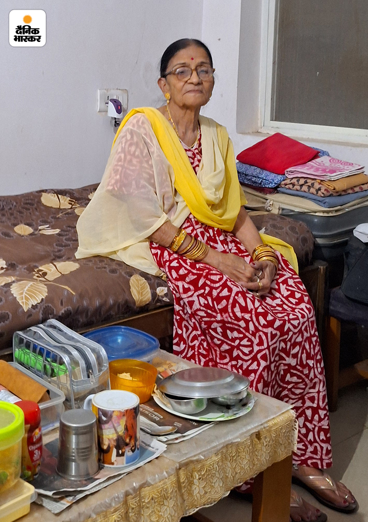 चंद्रा रानी सक्सेना 70 साल की उम्र में वृद्धाश्रम में रह रही हैं। आश्रम के स्टाफ उन्हें मम्मी बुलाते हैं।