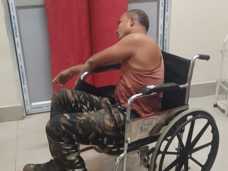 यह तस्वीर CRPF के एक घायल जवान की है। हमले में घायल इंस्पेक्टर जादव दास और कॉन्स्टेबल आफताब का रिम्स अस्पताल में इलाज चल रहा है।