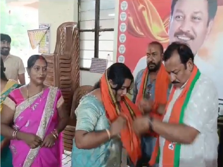 सांसद विजय बघेल गमछा पहनाकर भाजपा प्रवेश कराते