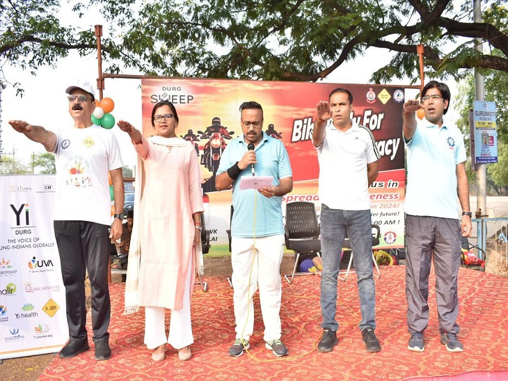 लोगों को शत-प्रतिशत मदान की शपथ दिलाते अधिकारी।