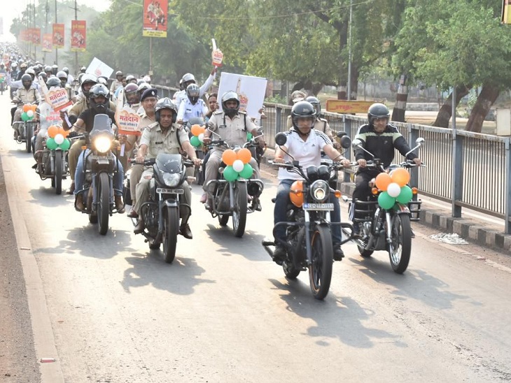 पुलिस और जिला प्रशासन ने मिलकर निकाली बाइक रैली - Dainik Bhaskar