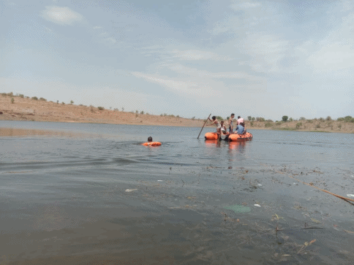 A young man who went to take a bath in a pond drowned and died | तालाब ...