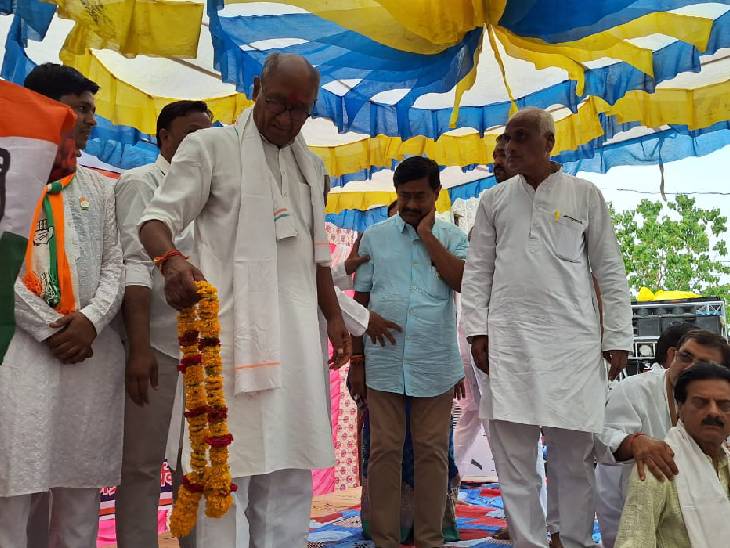 यह तस्वीर शनिवार की है, जब दिग्विजय सिंह ने राजगढ़ के तलेन चुनावी सभा को संबोधित किया था। इसमें शामिल होने के लिए पूर्व मंत्री दीपक जोशी भी पहुंचे थे।