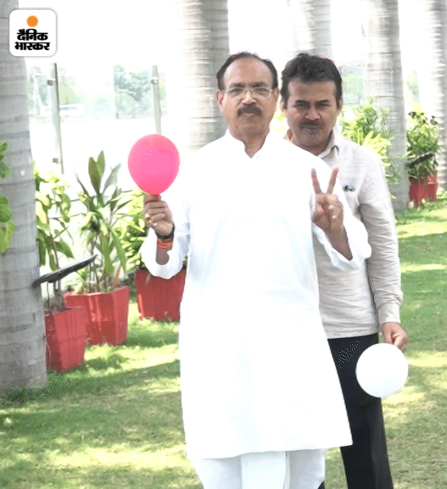 मैथिलीशरण गुप्त धोती-कुर्ता और स्पोर्ट्स शूज पहनकर प्रचार कर रहे हैं।