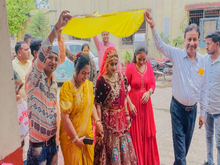 दुल्हन रंजुला को मंडप में लाते रागिनी सिंह, जेपी सिंह और संस्था के सदस्य।