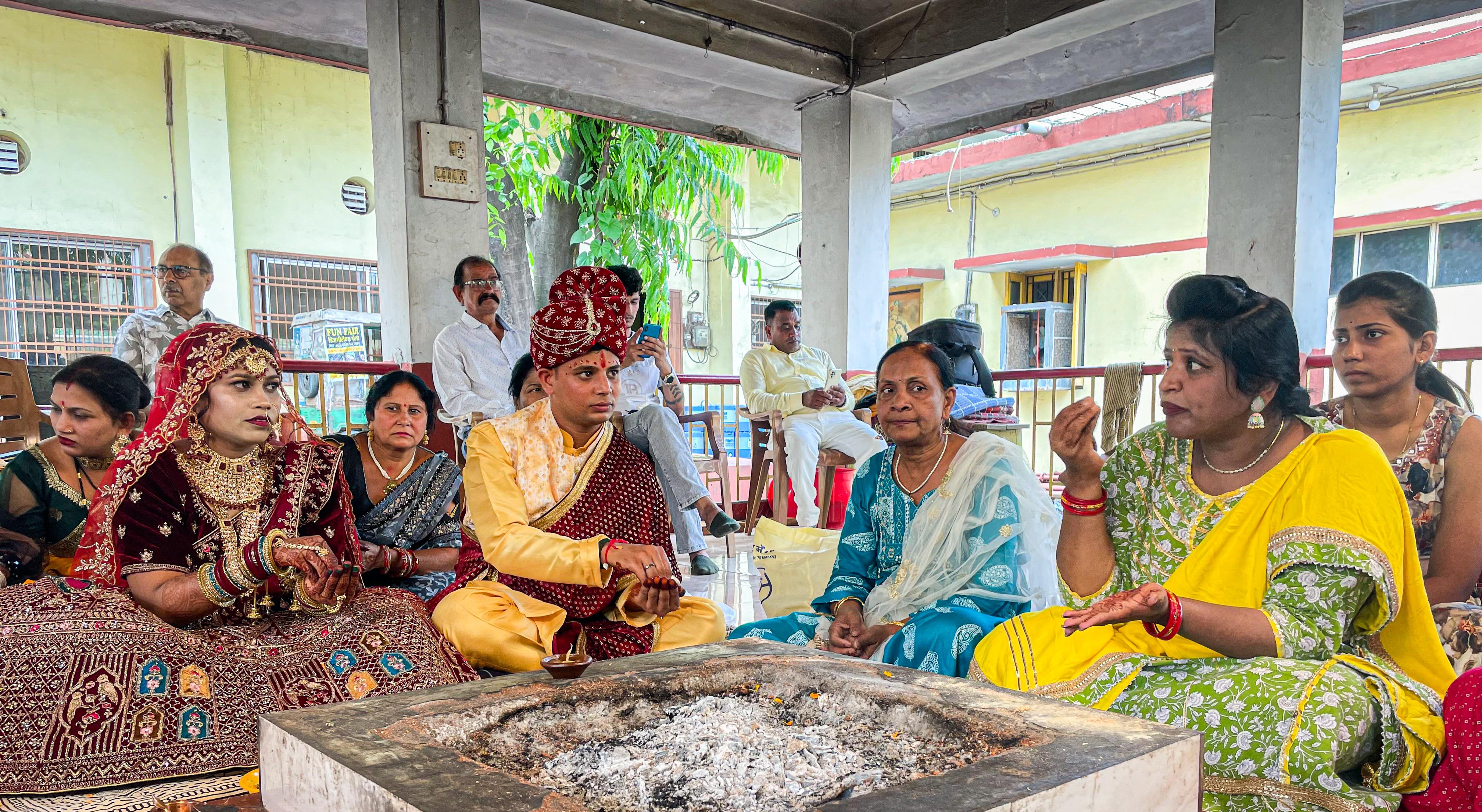 आलोक जायसवाल और रंजुला पटेल को साइन लैंग्वेज से रस्में समझातीं इंटरप्रेटर अंजलि देशपांडे।