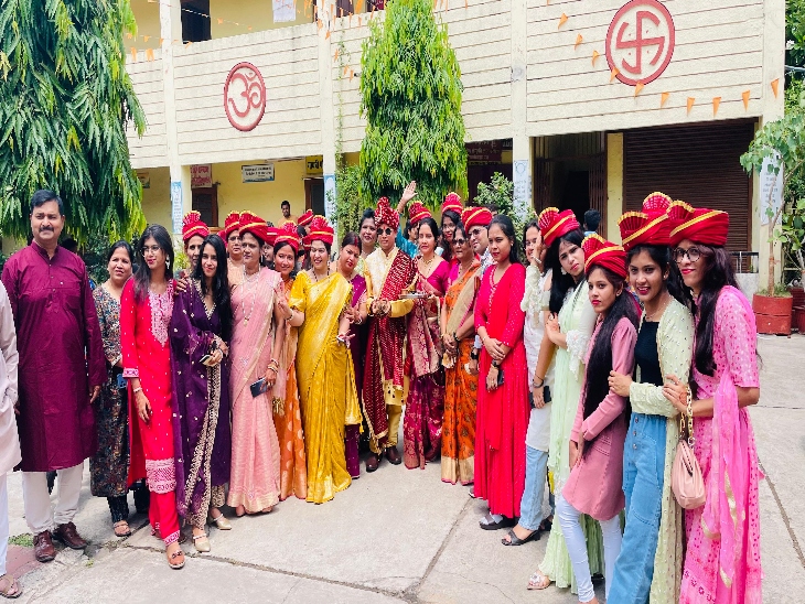 शादी के बाद आलोक-रंजुला के साथ ग्रुप फोटो क्लिक कराते संस्था के सदस्य।