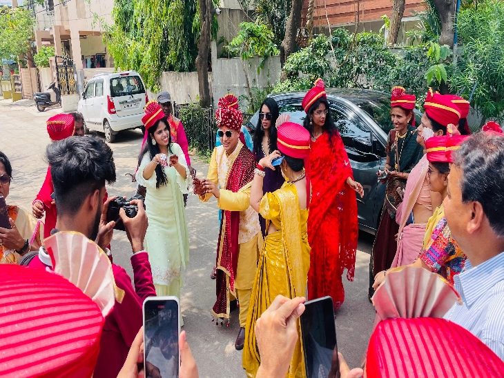 शादी के दौरान डांस करते आलोक और रंजुला। दोनों इस दौरान बेहद खुश दिखे।