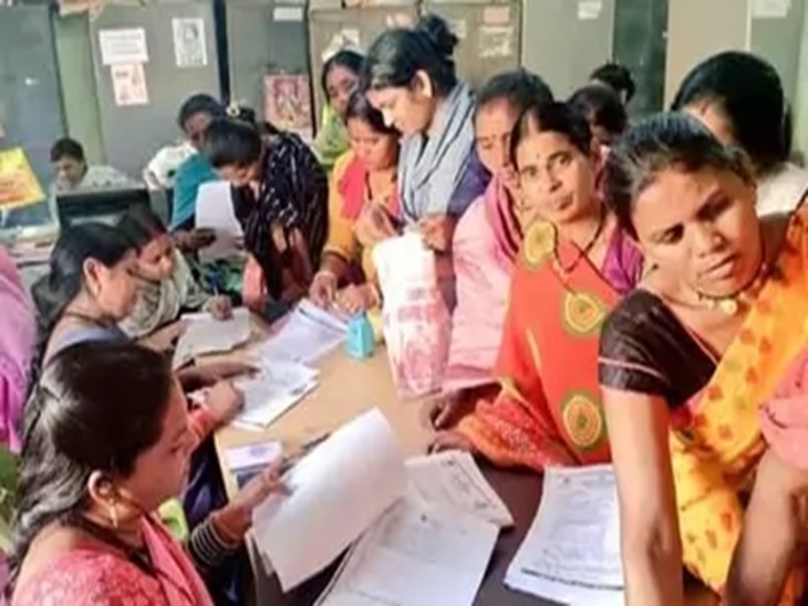 योजना के लिए फॉर्म जमा करती महिलाएं (फाइल फोटो)
