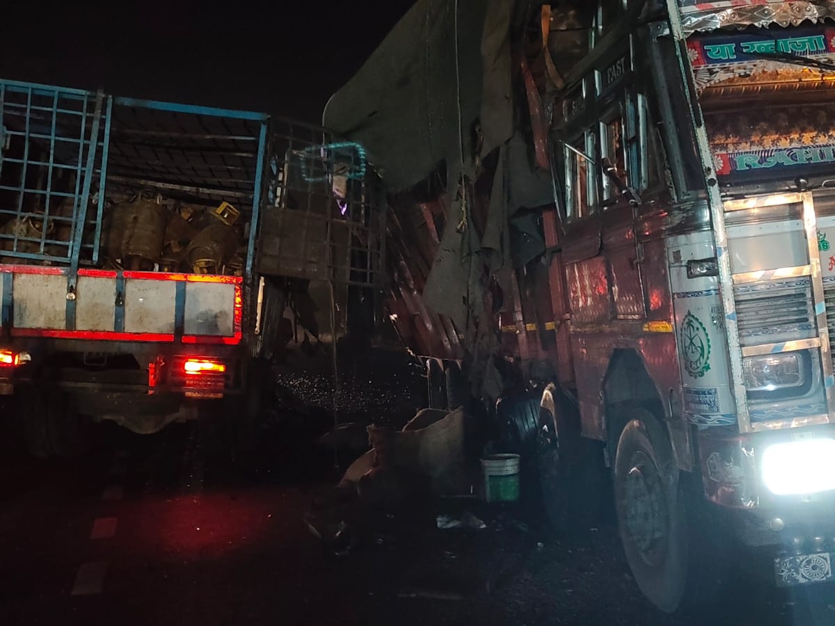 A truck loaded with gas cylinders collided with another truck in Jalaun ...