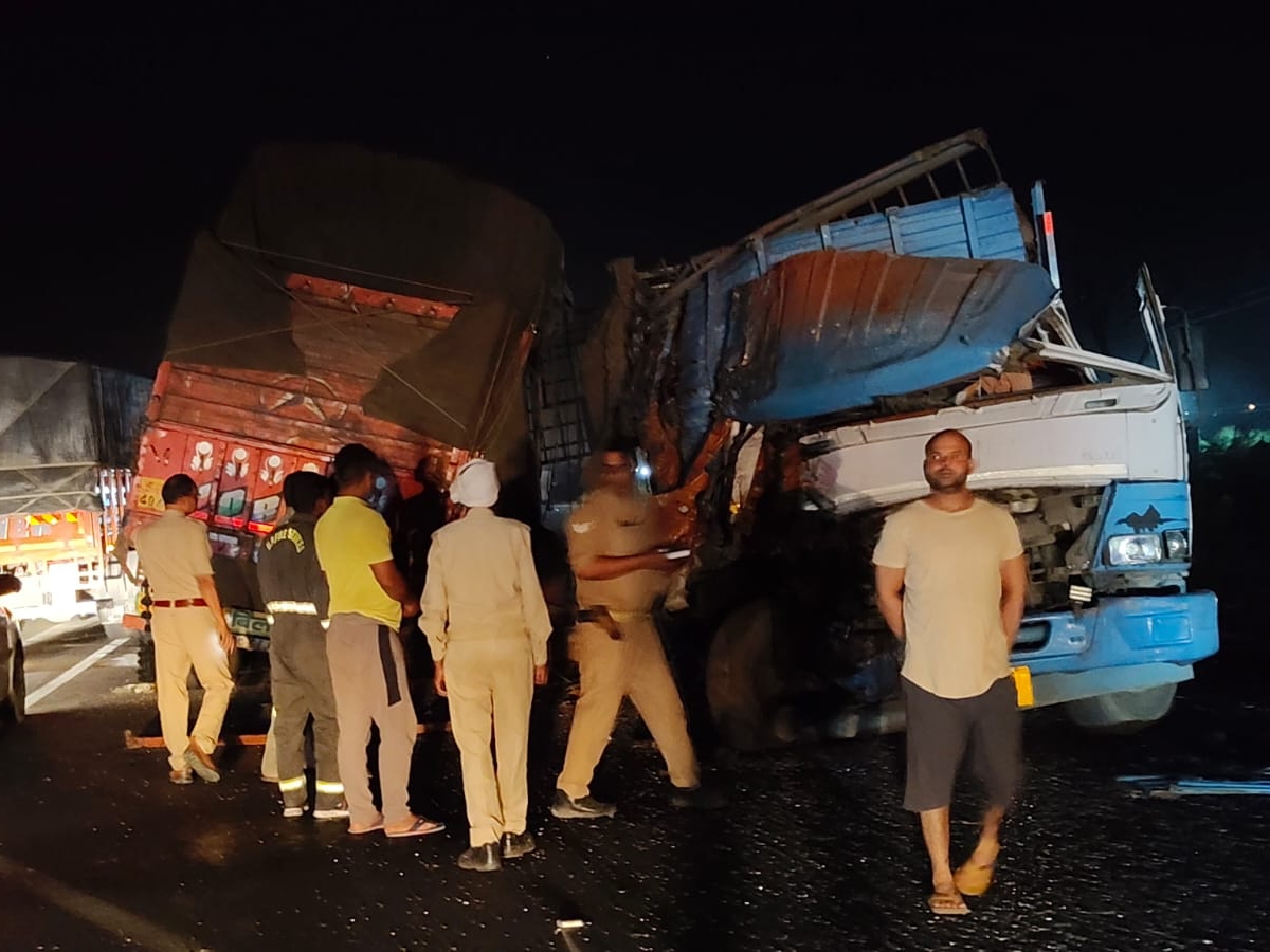 A truck loaded with gas cylinders collided with another truck in Jalaun ...