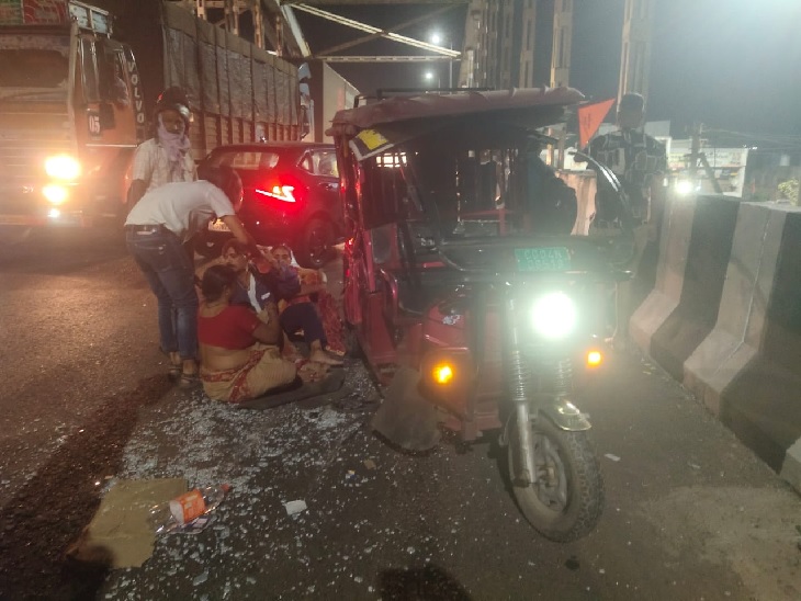 दुर्घटना स्थल पर घायल और खड़ा ई रिक्शा - Dainik Bhaskar