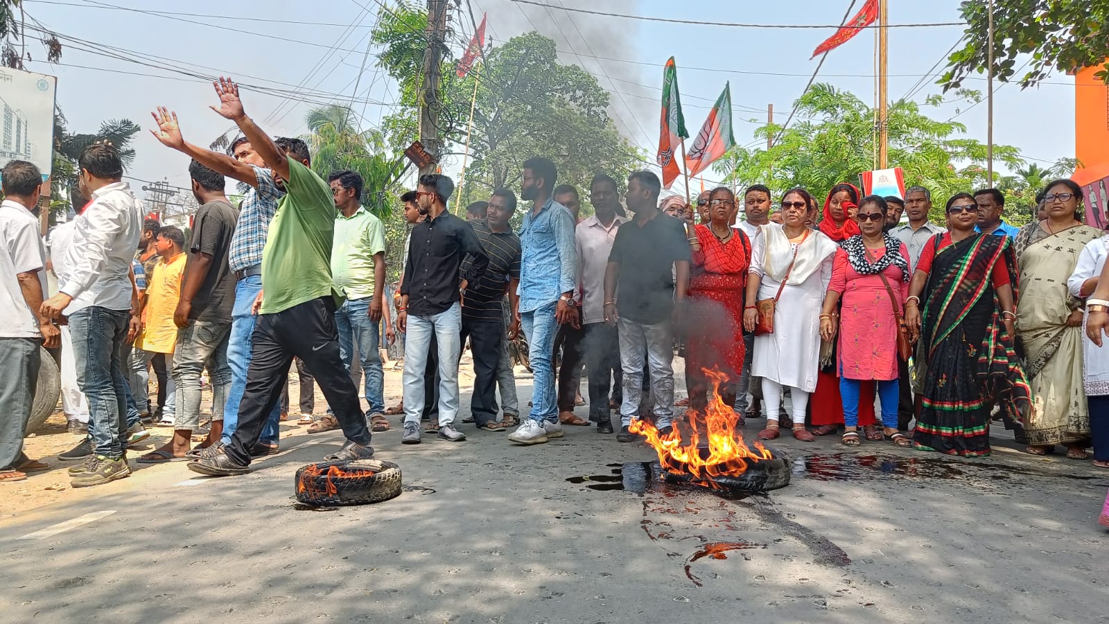 बीजेपी कार्यकर्ताओं ने माटीगाड़ा थाने के बाहर टायर जलाकर प्रदर्शन किया।