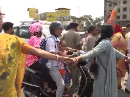 पार्टी का झंडा लेकर सड़कों पर बीजेपी कार्यकर्ता उतरे।