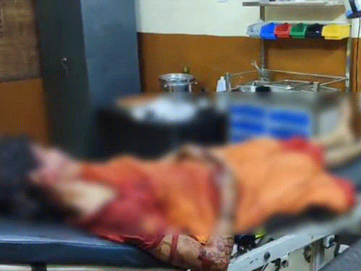 महिला को एंबुलेंस से अस्पताल लाया गया।