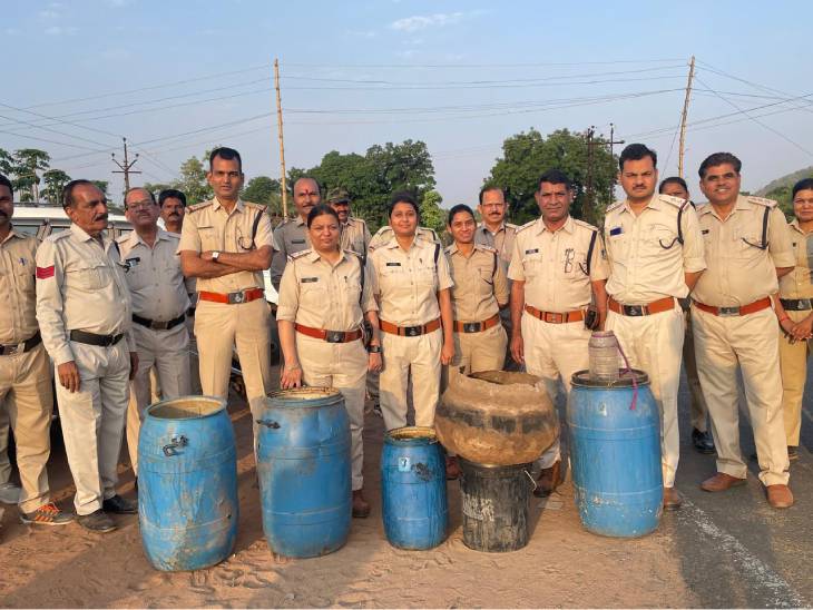 कजलीखेड़ा में जब्त अवैध शराब के साथ टीम।