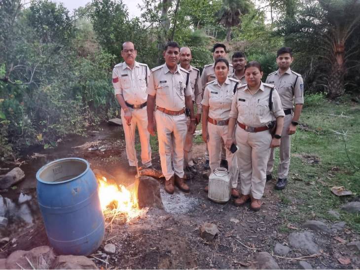 कजलीखेड़ा में घेराबंदी कर अवैध शराब जब्त की गई। इस दौरान भटि्टयां जलते हुए मिलीं।