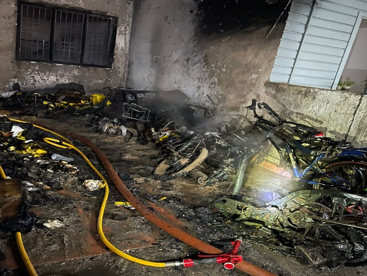 आग से जले सामान और बाइक।