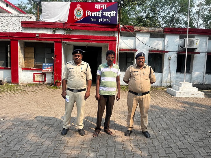 पुलिस की गिरफ्त में ठगी का आरोपी - Dainik Bhaskar