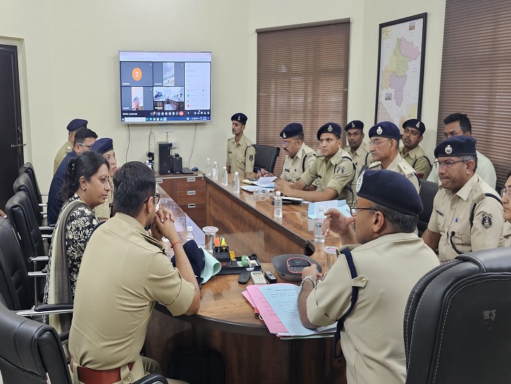 सभी अधिकारियों की ऑनलाइन बैठक लेते दुर्ग आईजी व मौजूद अधिकारी
