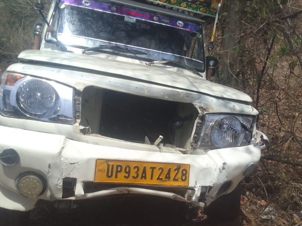 Pickup hit two bike riders | पिकअप ने बाइक सवार दो लोगों को मारी टक्कर: एक  की मौत, दूसरा गंभीर रूप से घायल, टीकमगढ़-झांसी हाईवे पर हुआ हादसा - Tikamgarh  News |