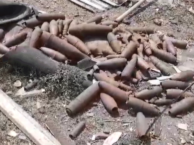 कबाड़खाने में ऑर्डिनेंस फैक्ट्री में बनाए जाने वाले बम के खोखे मिले हैं।