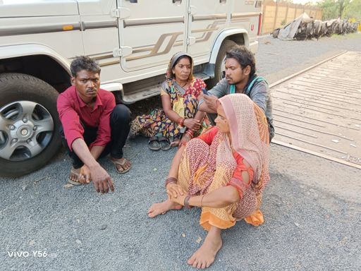 विस्फोट के बाद मजदूरों के परिवार घटनास्थल पर पहुंच गए थे।