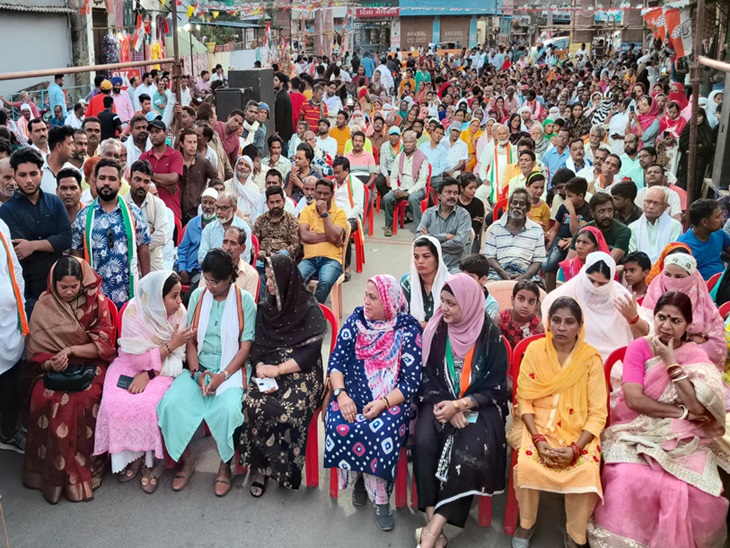 सद्भावना चौक नुक्कड़ सभा में उपस्थित जनसमूह।