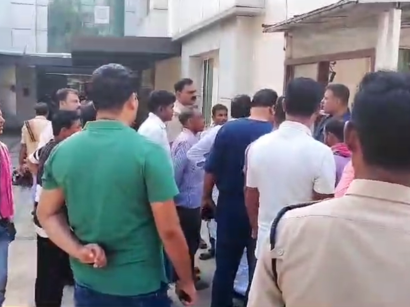 महिला की मौत के बाद परिजनों ने किया हंगामा