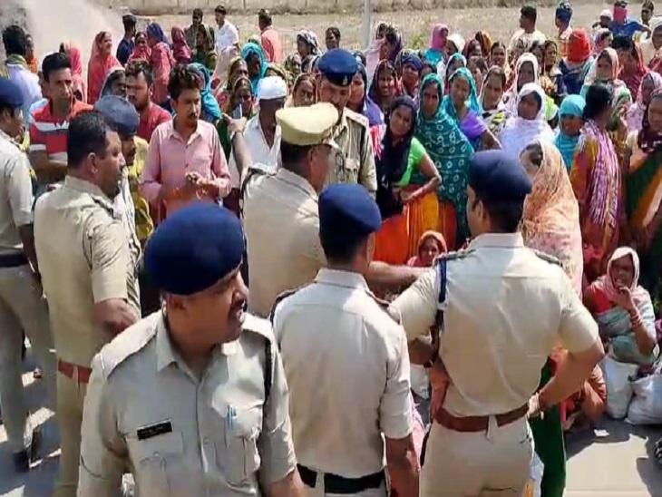 बड़ी संख्या में समझाईश देने पहुंची पुलिस