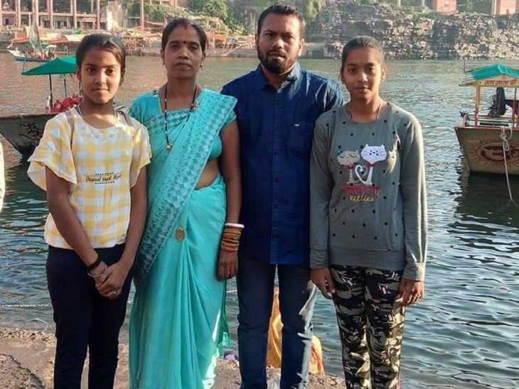 पीचे चेकदार कपड़े में मृतिका वैष्णवी साहू अपने माता पिता व बड़ी बहन के साथ - Dainik Bhaskar