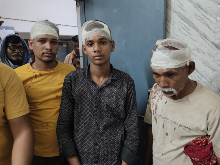 जख्मियों को लाठी–डंडे से पिटाई। - Dainik Bhaskar