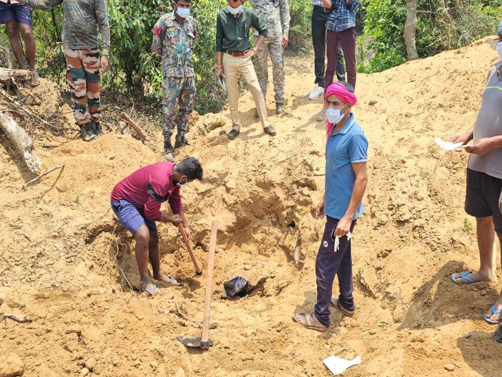 पुलिस की मौजूदगी में शव को निकालते हुए स्थानीय लोग।