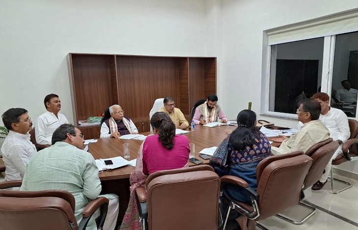 रोहतक में देर रात भाजपा नेताओं ने स्टार प्रचारकों की रैलियों के शेड्यूल को लेकर मंथन किया।