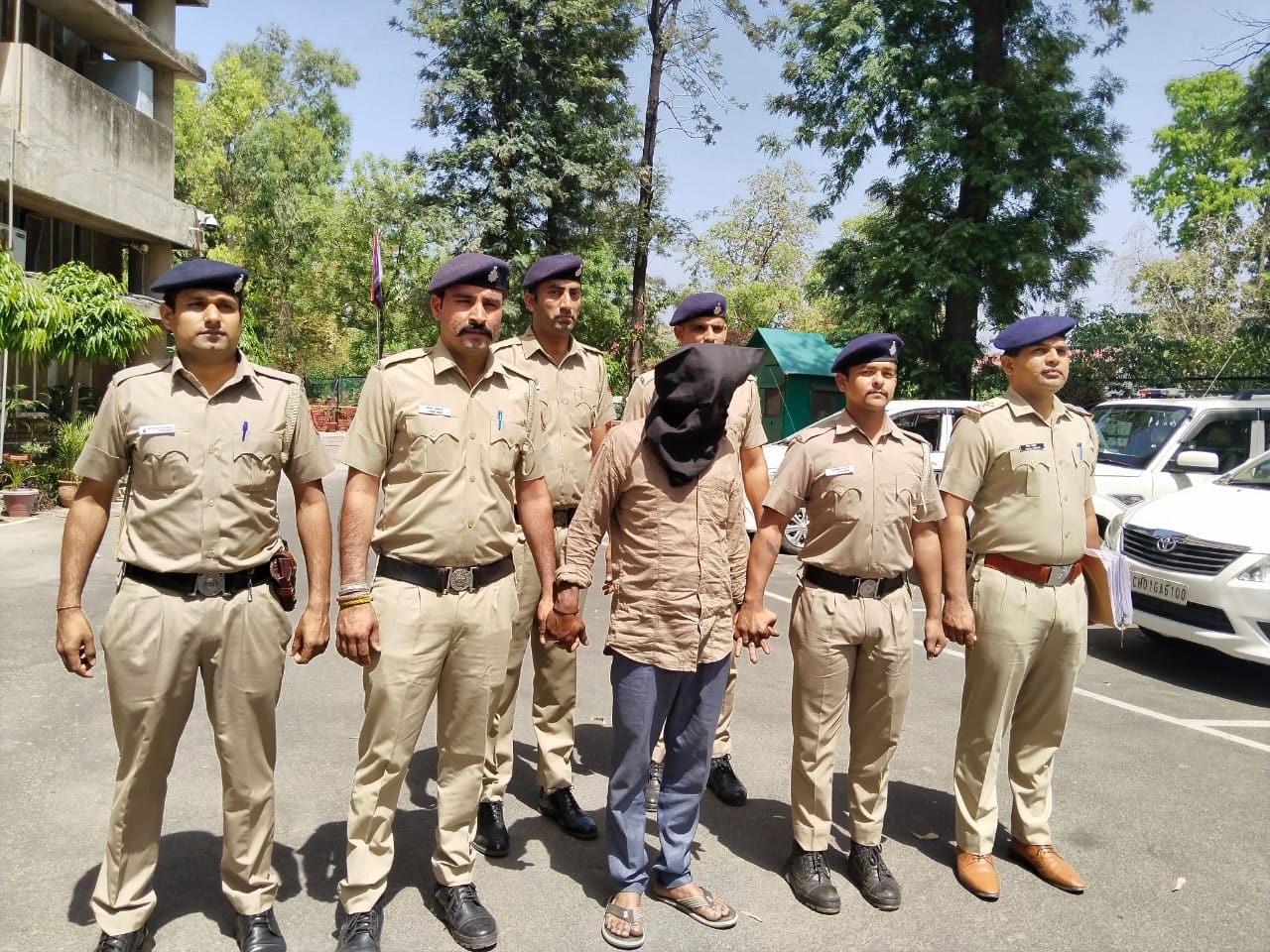 पुलिस के गिरफ्त में आरोपी - Dainik Bhaskar