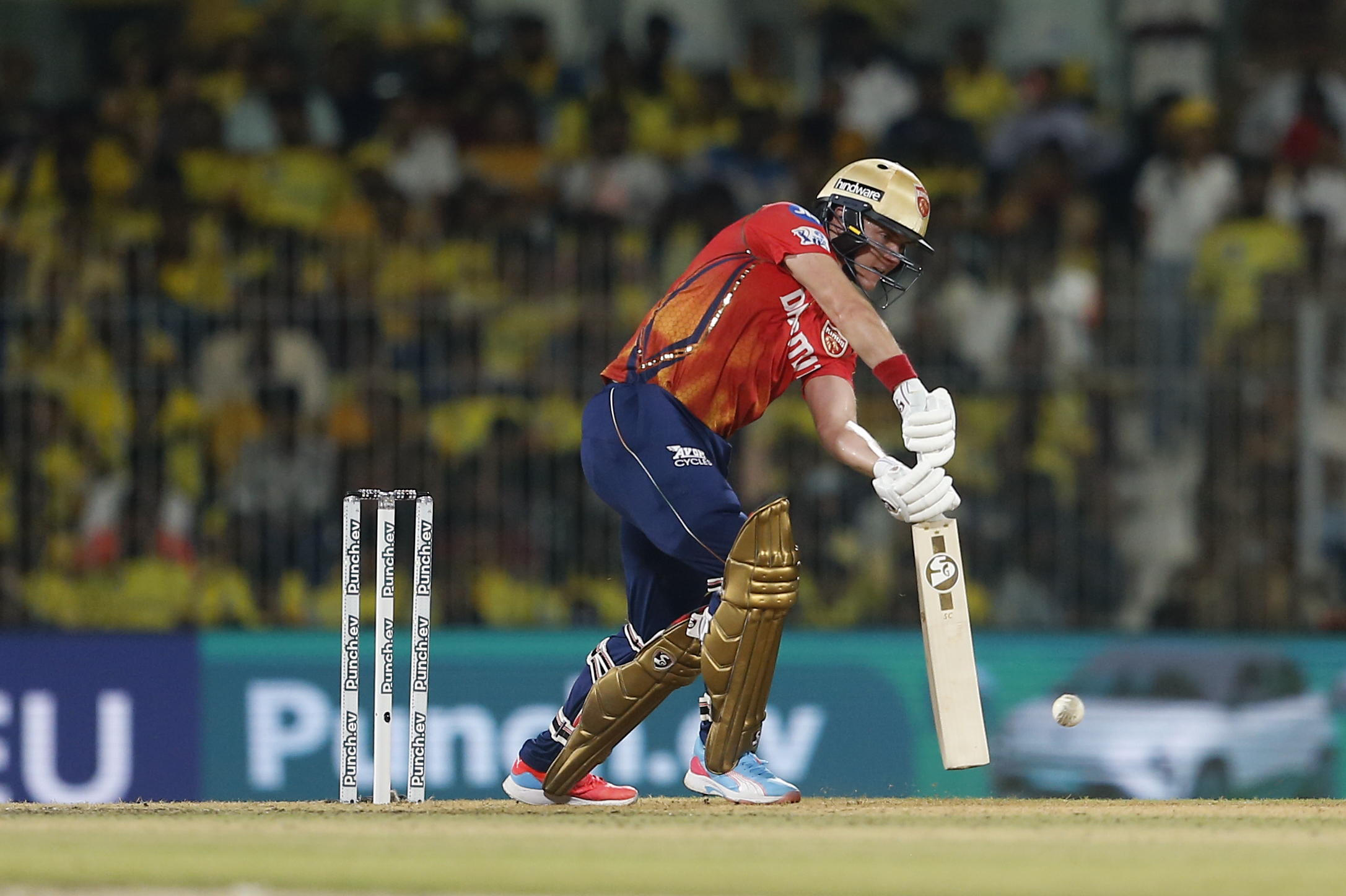 सैम करन को 18वें ओवर में रिव्यू लेने के कारण जीवनदान मिला।