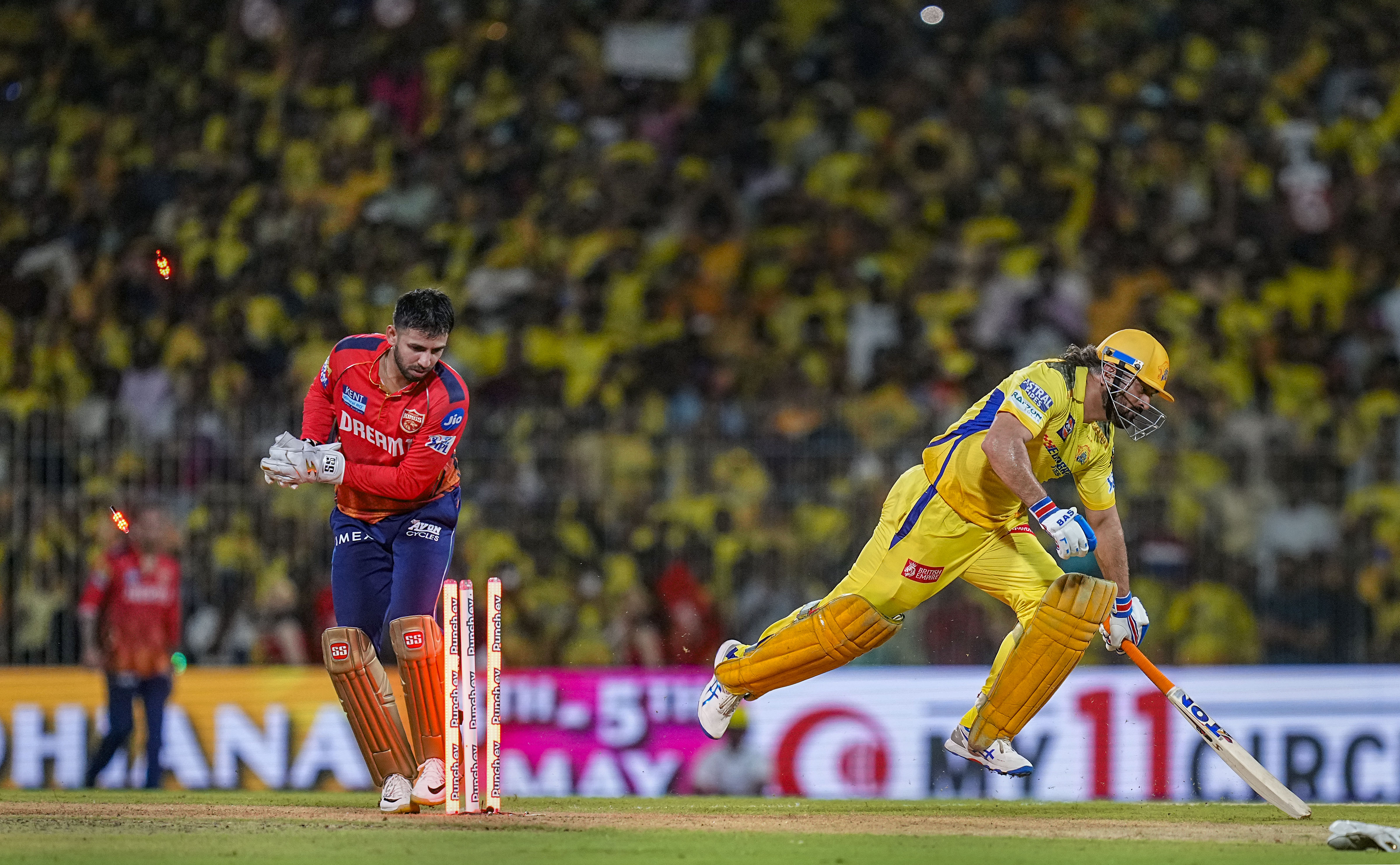 एमएस धोनी 20वें ओवर की आखिरी बॉल पर रनआउट हो गए।