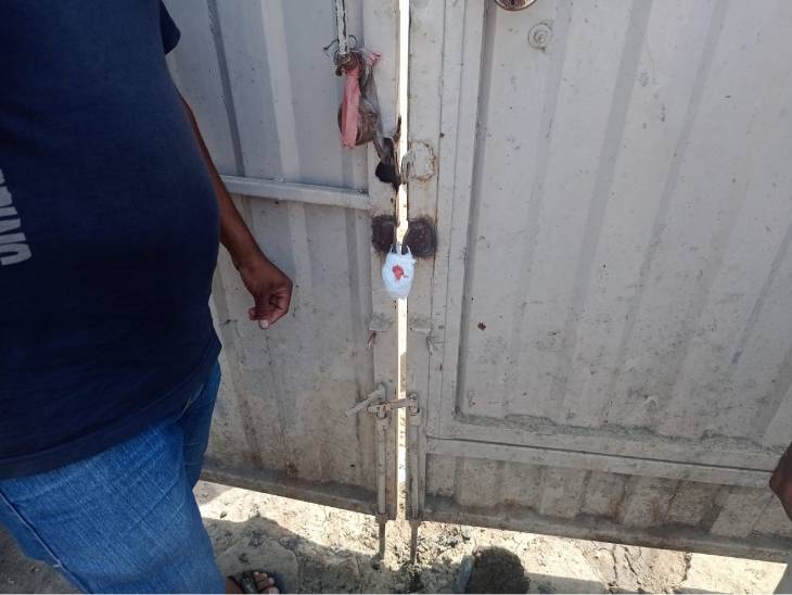 तालाबंदी की कार्रवाई करते कर्मचारी।