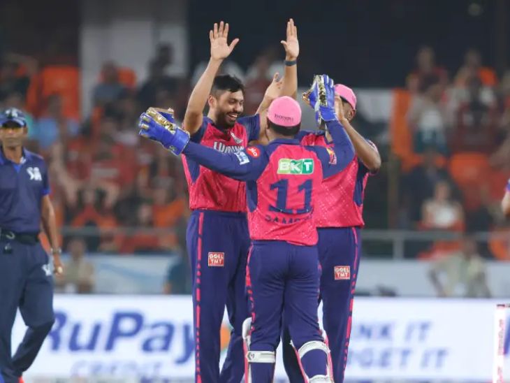 आवेश ने अभिषेक शर्मा को ध्रुव जुरेल के हाथों कैच कराया।