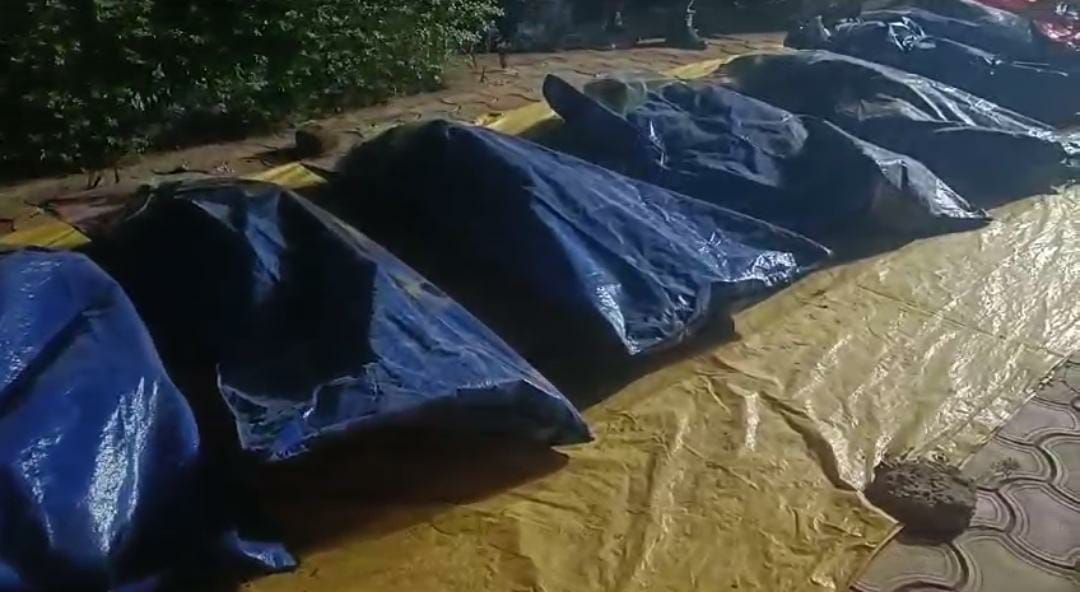 मारे गए नक्सलियों के शव।