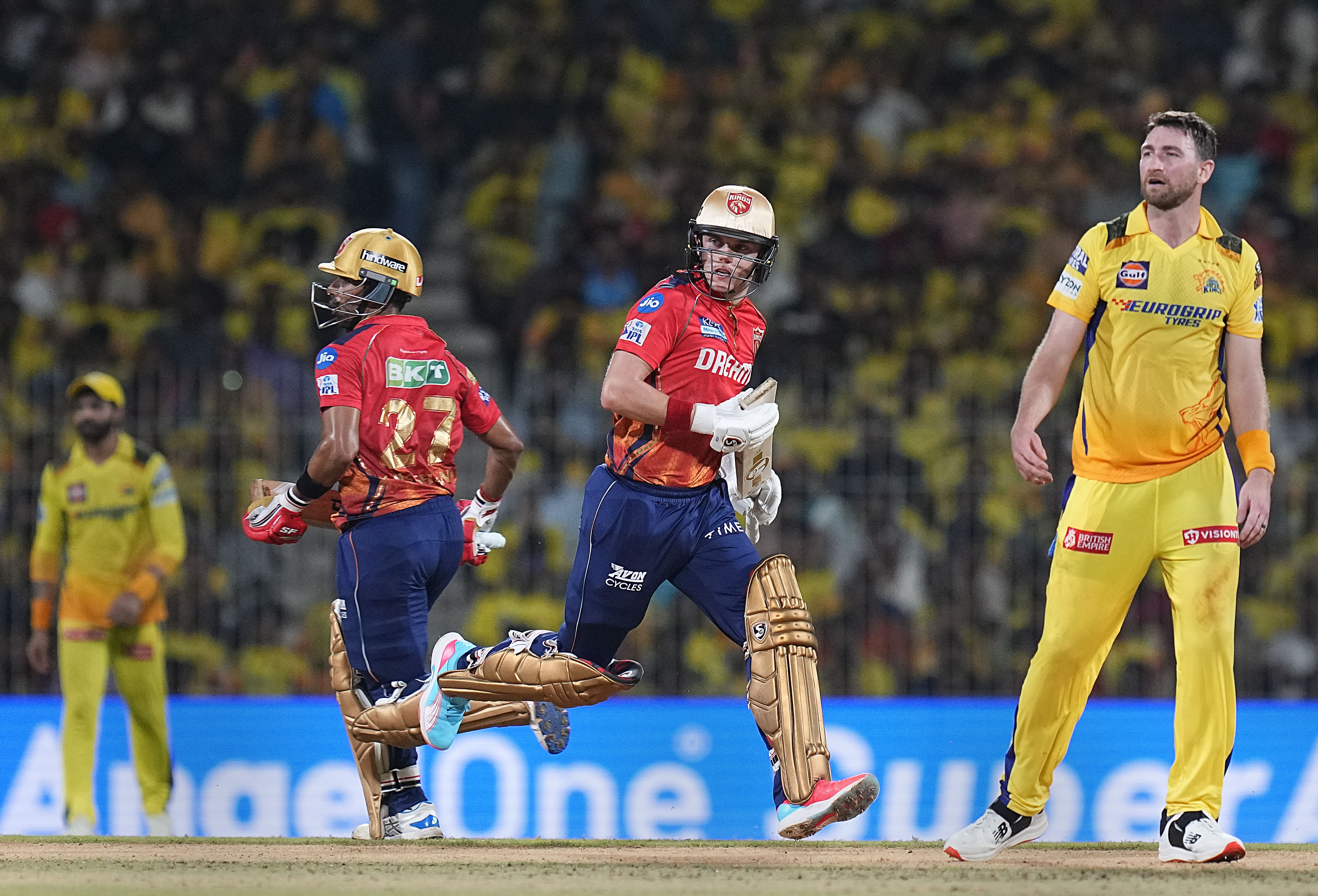 पंजाब किंग्स ने ओवरथ्रो के 2 रन लेकर जीत दर्ज की।