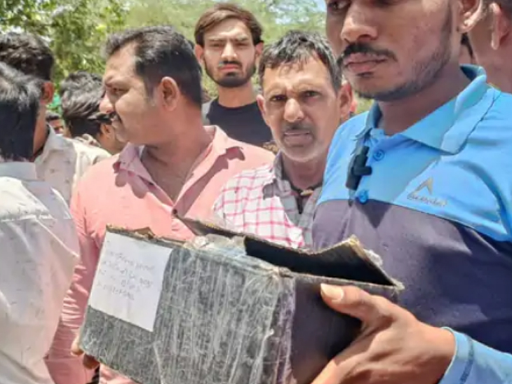पार्सल में एक इलेक्ट्रॉनिक गैजेट था। पार्सल खोलते ही विस्फोट हो गया था। - Dainik Bhaskar
