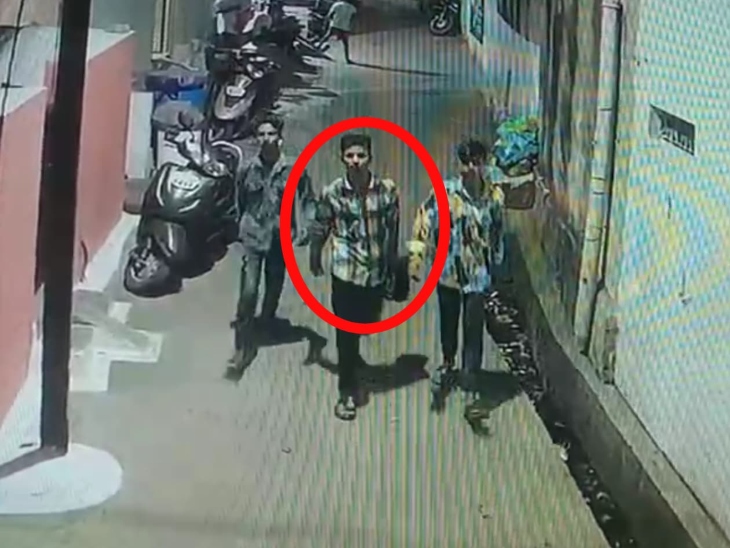 आरोपी चोरी करने के बाद CCTV में भागते हुए नजर आ रहे हैं। इन्होंने हाथो में पर्स पकड़ा हुआ है।  - Dainik Bhaskar