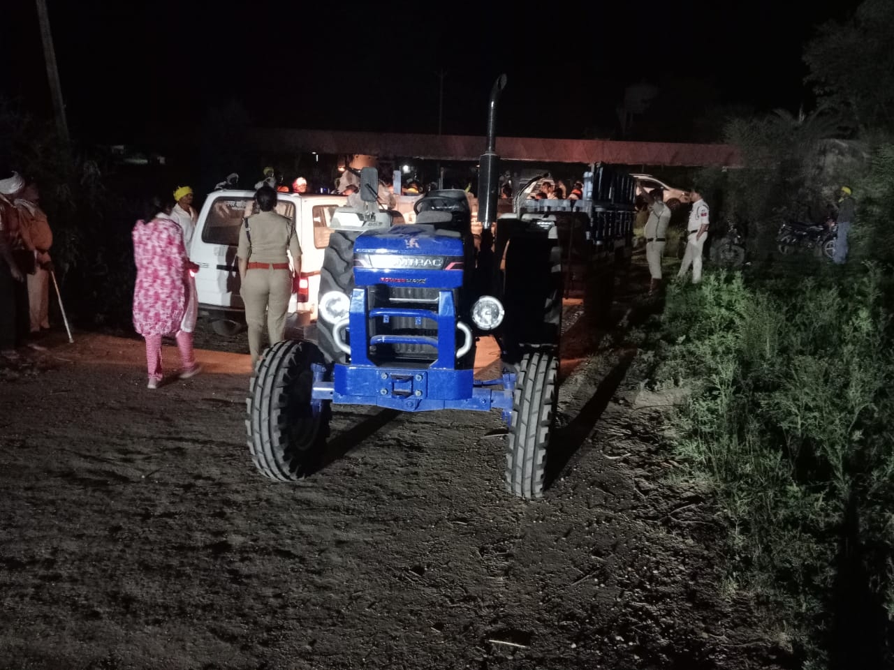 A young man died after being crushed by a tractor | ट्रैक्टर से कुचलकर ...